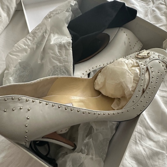 White versace pumps with gold studs - Picture 5 of 5